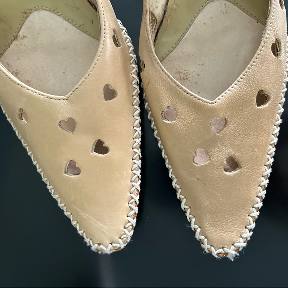 Lei di lui by Gio - Tan kitten heel shoes with heart cut outs - EU Size 39 - Picture 2 of 3